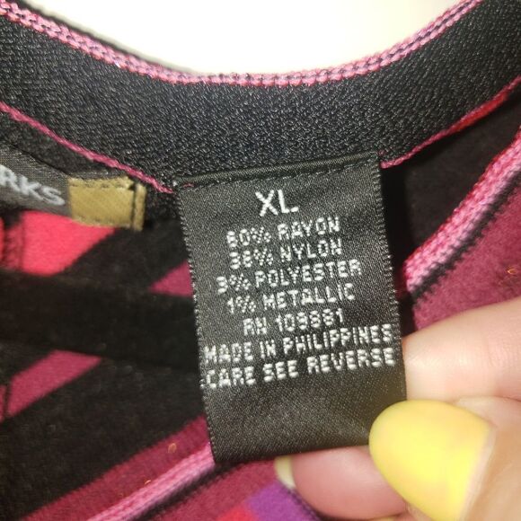 Sweaterworks V-Neck Sleeveless Sweater Metallic Accents - Picture 6 of 7